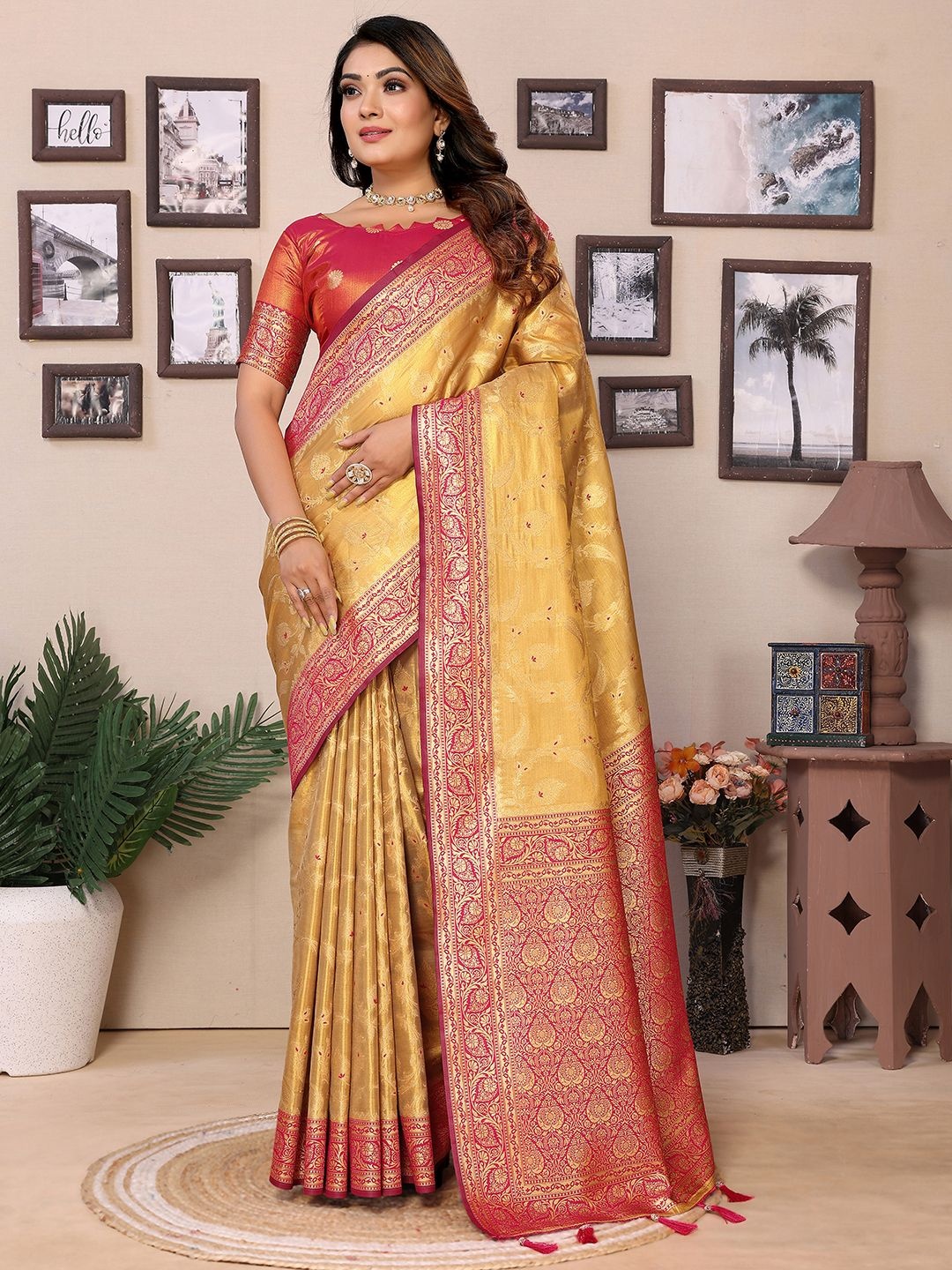 

DIVASTRI Embellished Zari Silk Blend Banarasi Saree, Beige