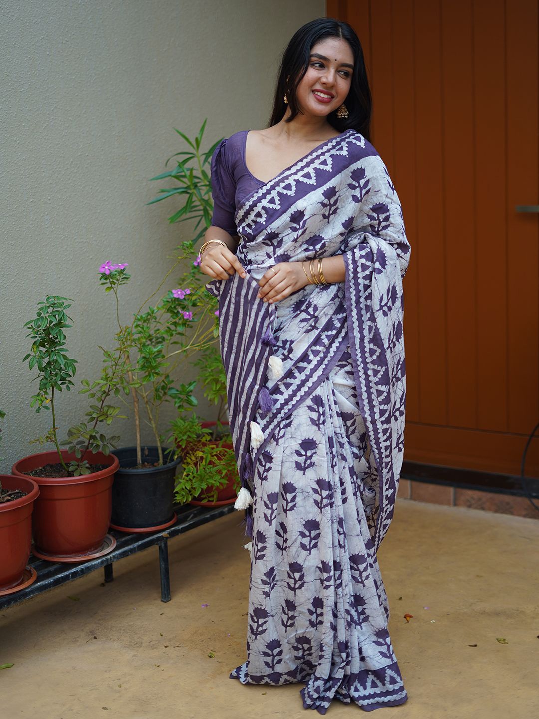 

DIVASTRI Floral Printed Chanderi Saree With Unstitched Blouse Piece, Lavender