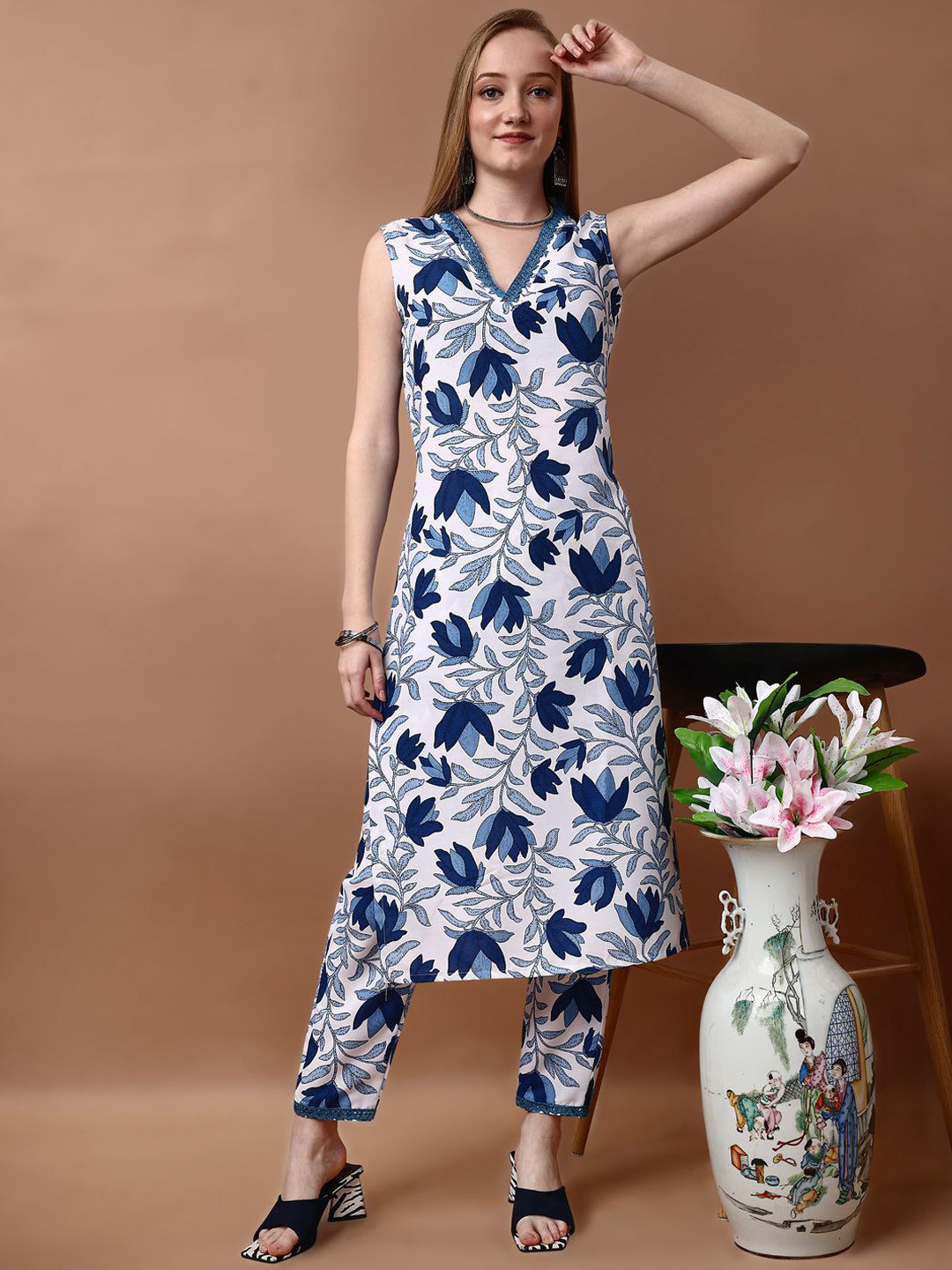 

SANTOPERA DESIGNER Floral Printed V-Neck Sleeveless Straight Kurta With Trousers, Blue
