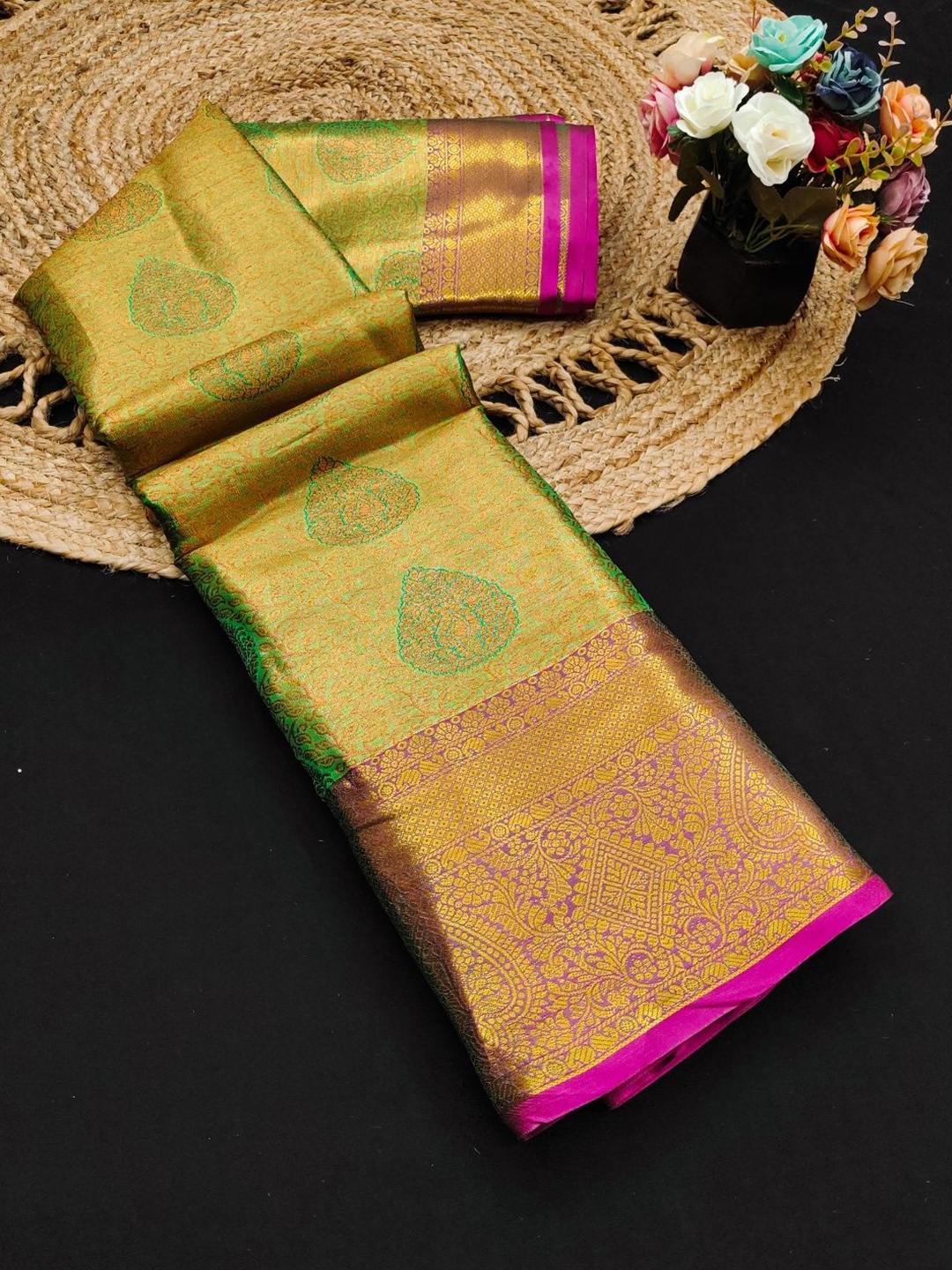 

DIVASTRI Woven Design Zari Pure Silk Designer Banarasi Saree, Green