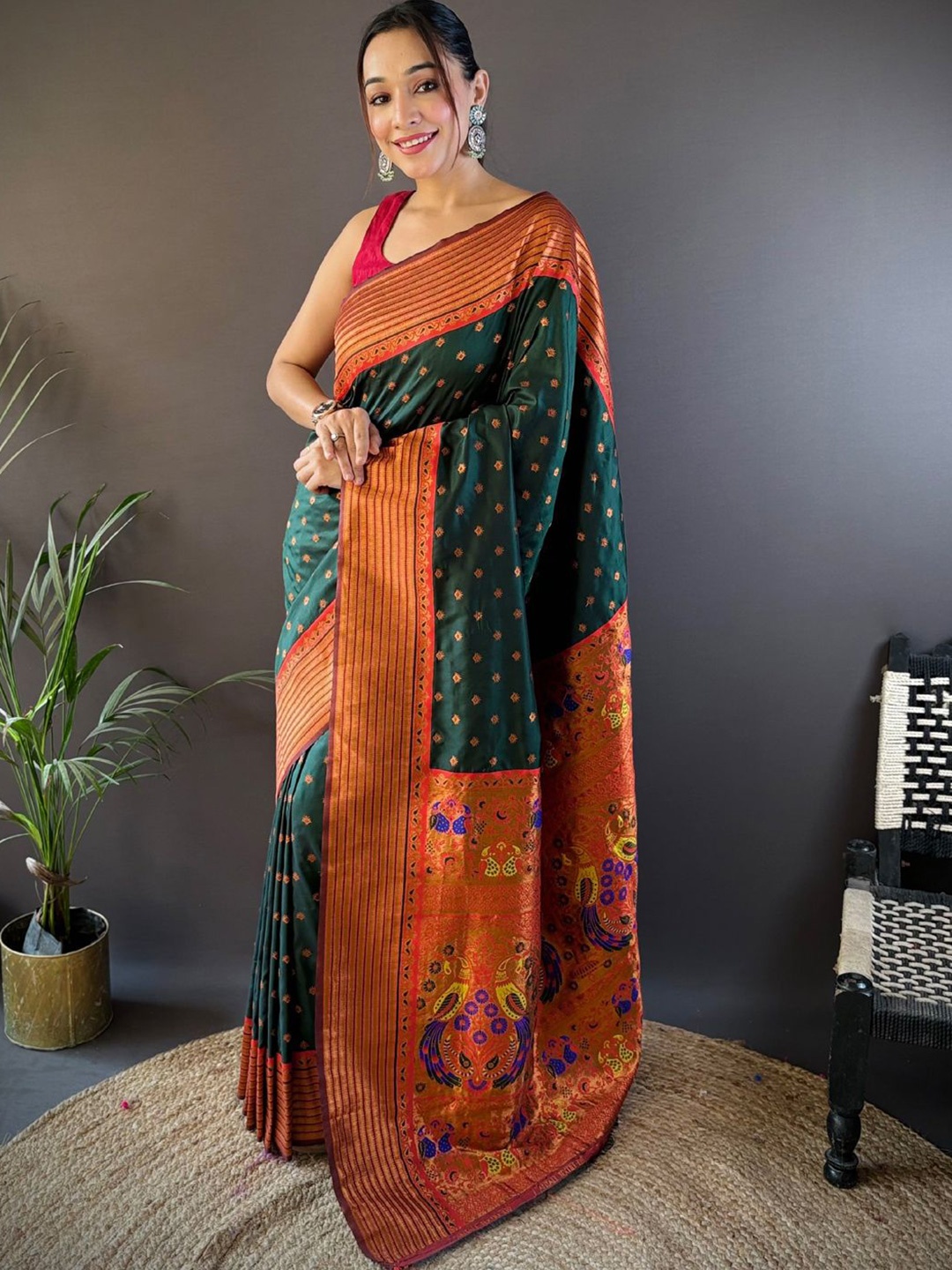 

DIVASTRI Woven Design Zari Silk Paithani Saree With Unstitched Blouse Piece, Green