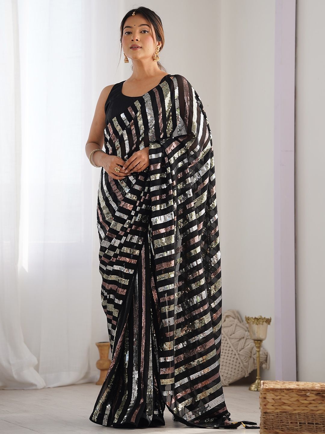 

DIVASTRI Embellished Sequinned Saree With Unstitched Blouse Piece, Black