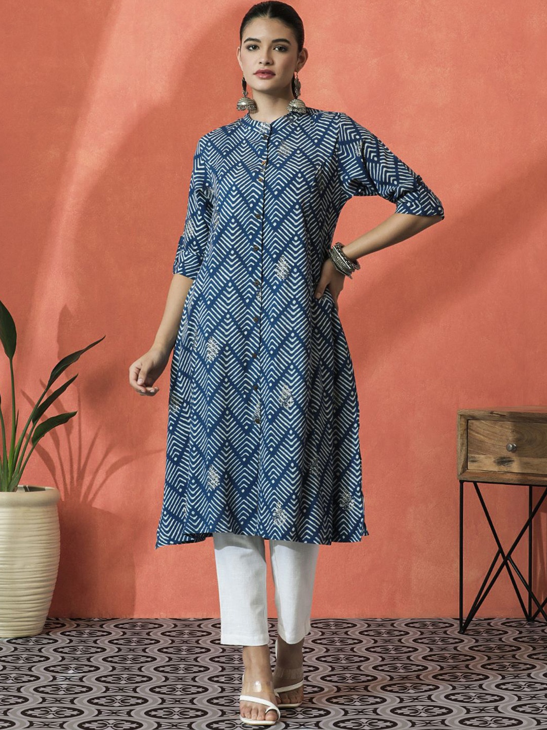 

Sangria Chevron Printed Mandarin Collar Panelled A-Line Kurta, Blue