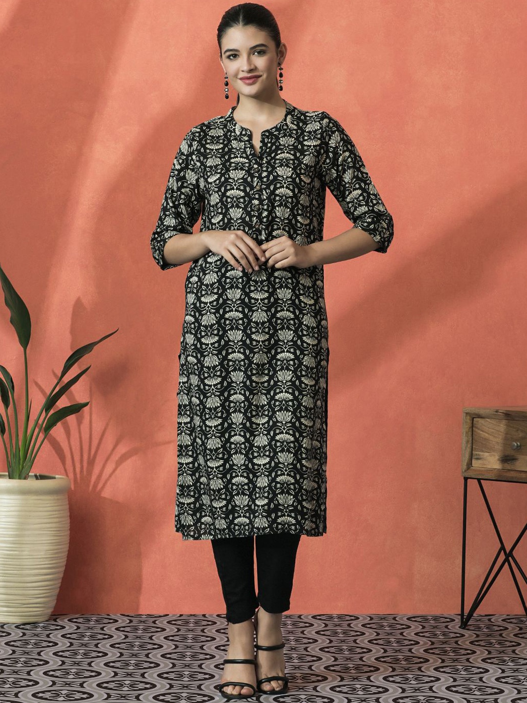 

Sangria Floral Printed Mandarin Collar Three-Quarter Sleeves Straight Kurta, Black