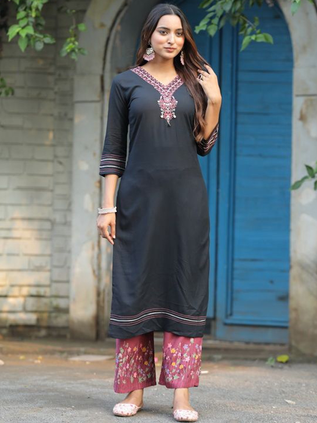 

KODILA ENTERPRISE Women Embroidered Regular Kurta with Palazzos, Black