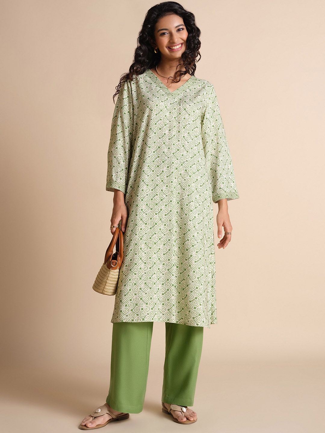 

Global Desi Geometric Printed V-Neck Straight Kurta, Green