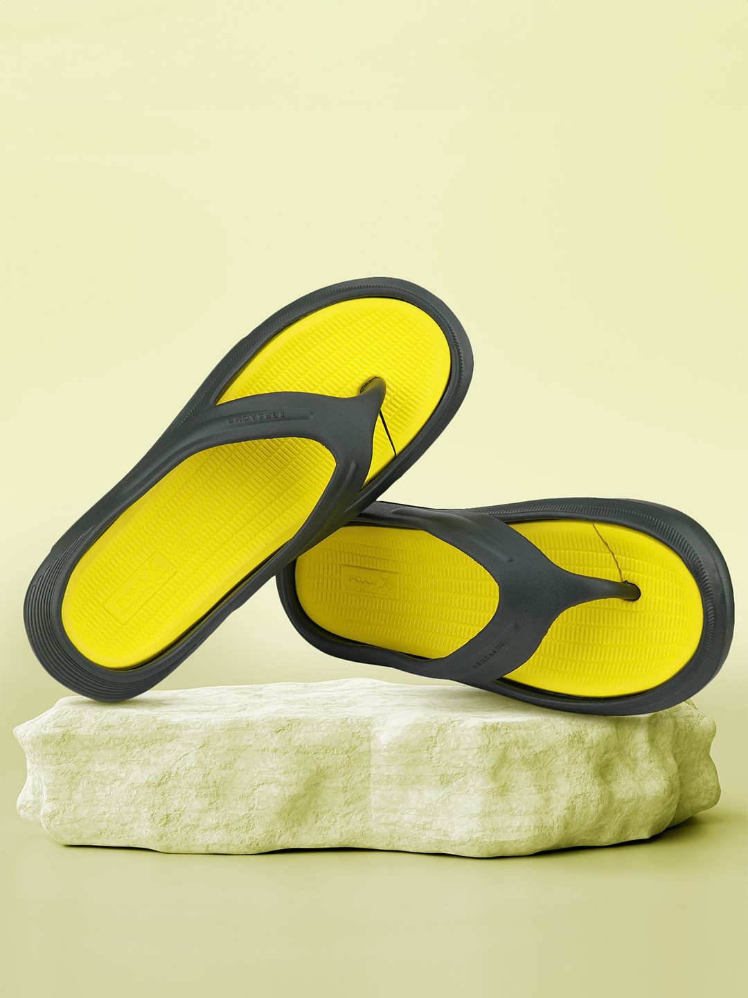 

BERSACHE Men Colourblocked Thong Flip-Flops, Yellow