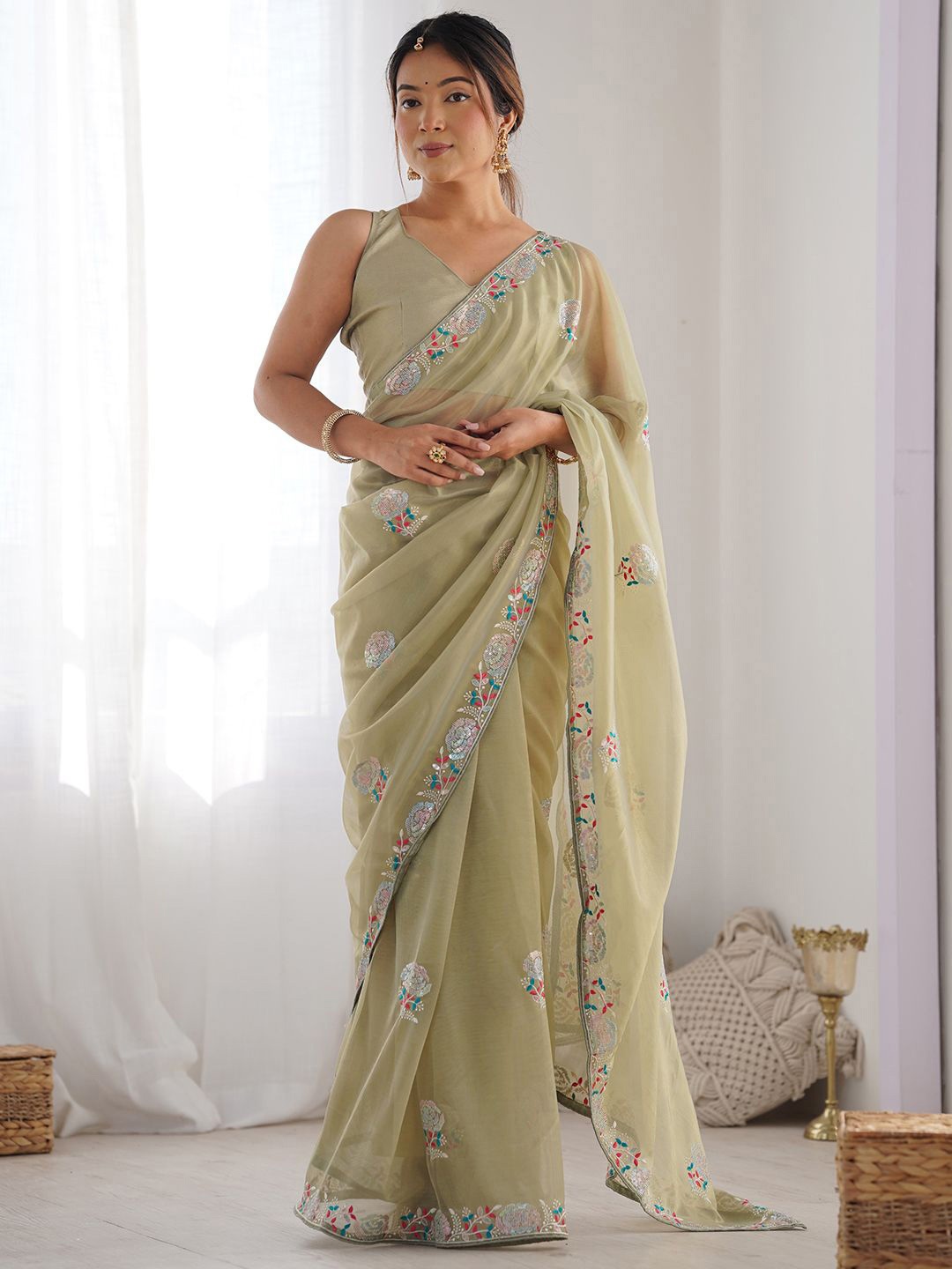 

DIVASTRI Floral Sequinned Net Designer Saree, Green