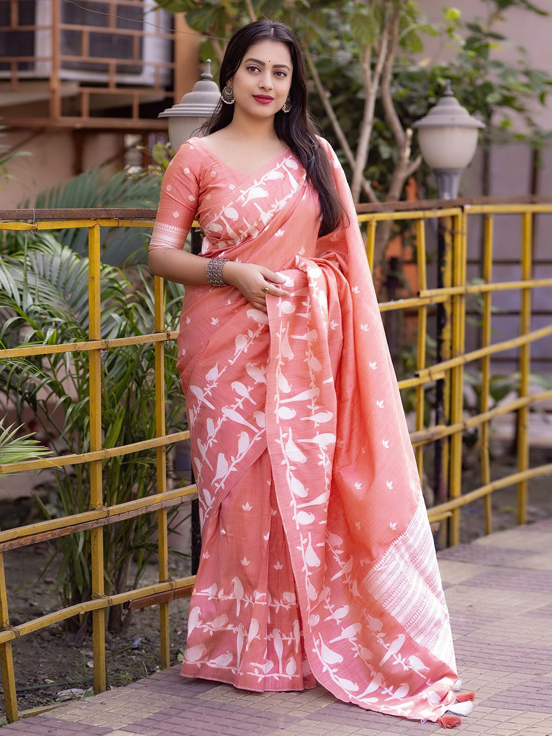 

DIVASTRI Woven Design Saree With Unstitched Blouse Piece, Peach