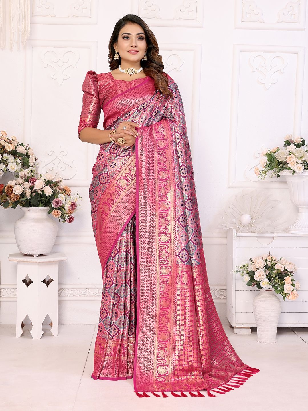 

DIVASTRI Woven Design Zari Silk Blend Banarasi Saree, Pink