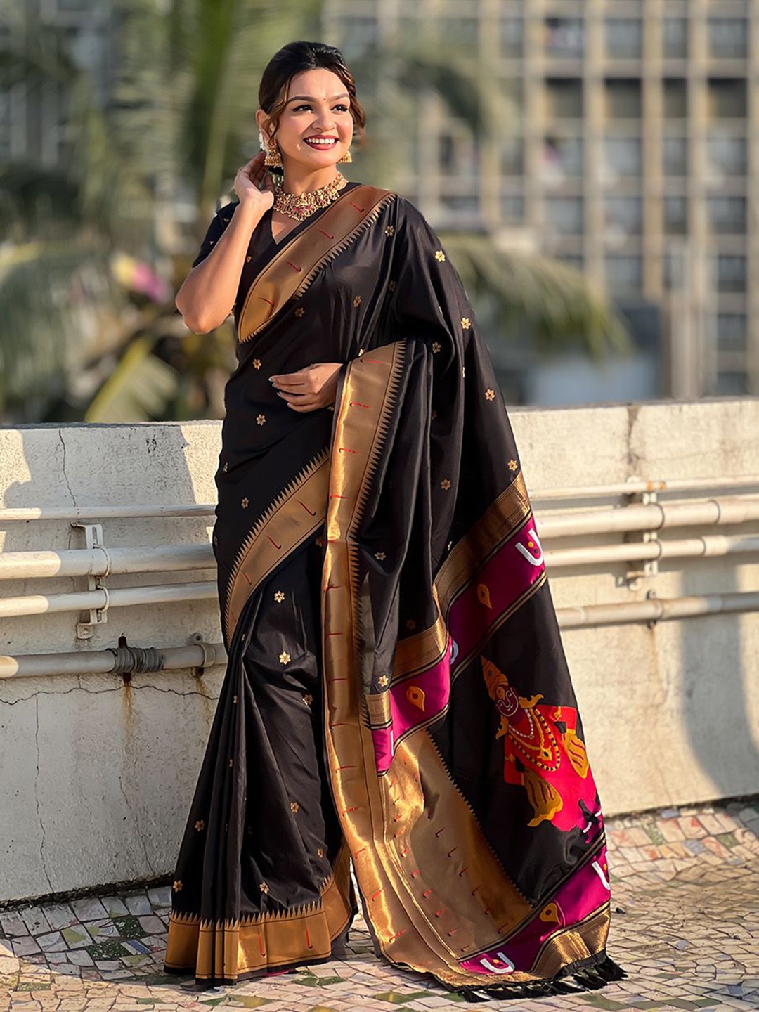 

Ishin Woven Design Zari Saree, Black