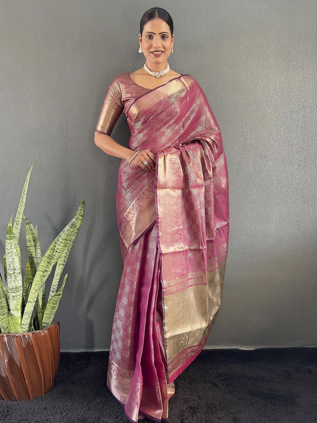 

DIVASTRI Ethnic Motifs Zari Organza Designer Kanjeevaram Saree, Pink
