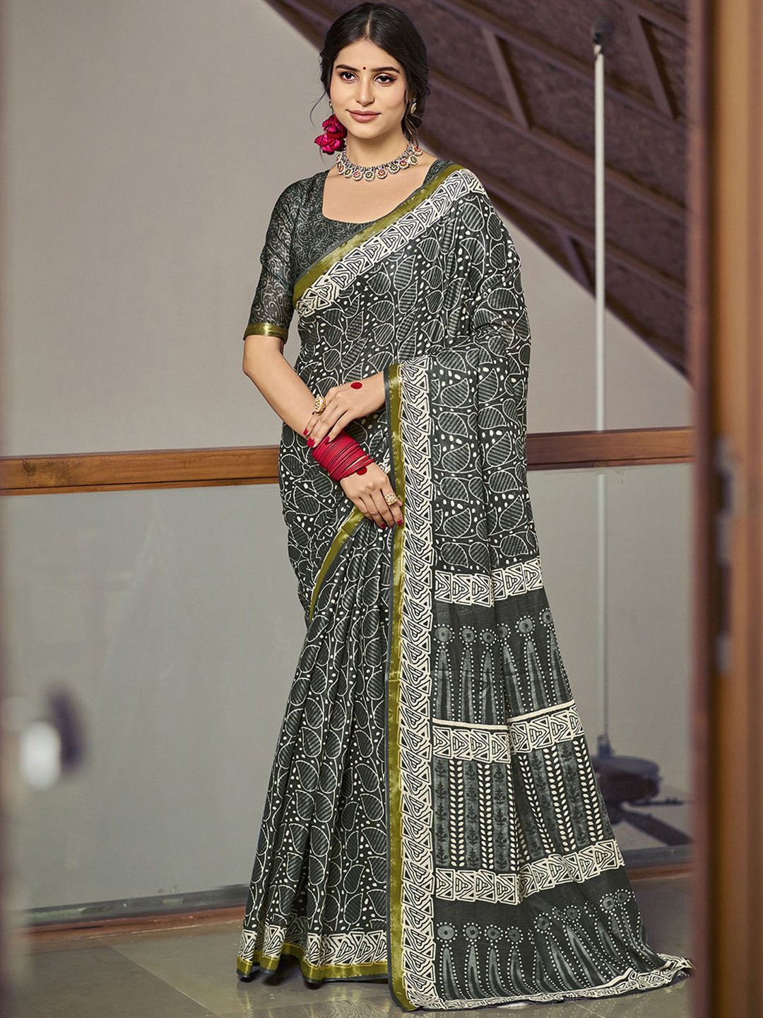 

Mitera Ethnic Motifs Printed Pure Cotton Block Print Saree, Grey