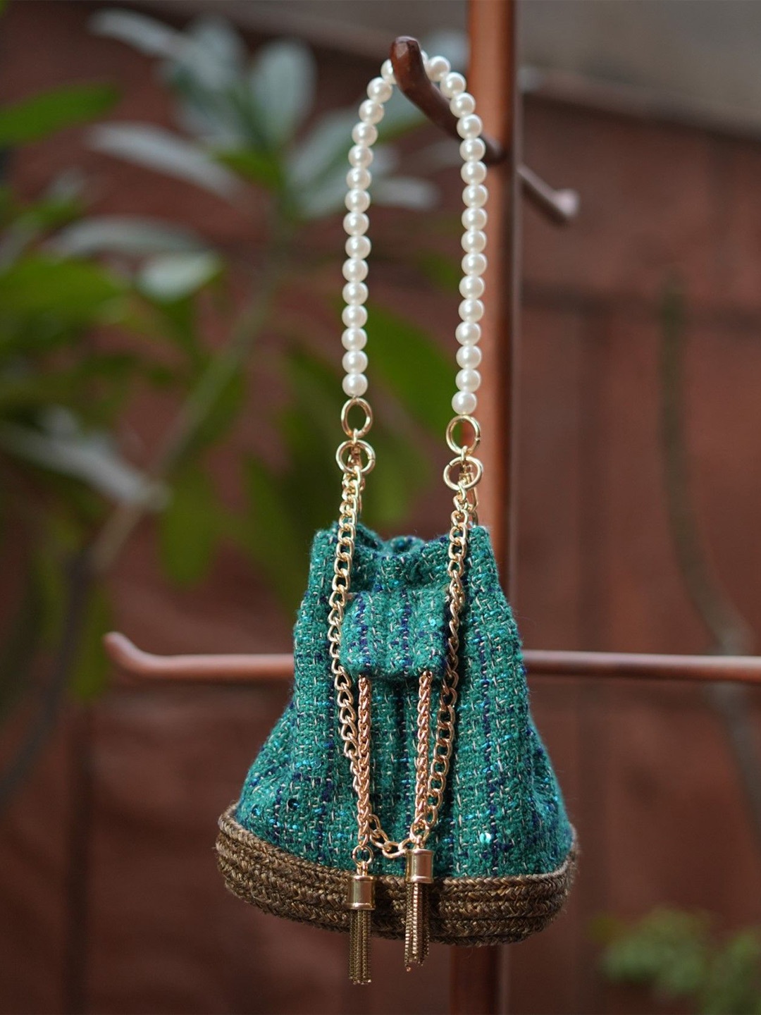 

ARIYA Embroidered Wrist Loop Potli, Green
