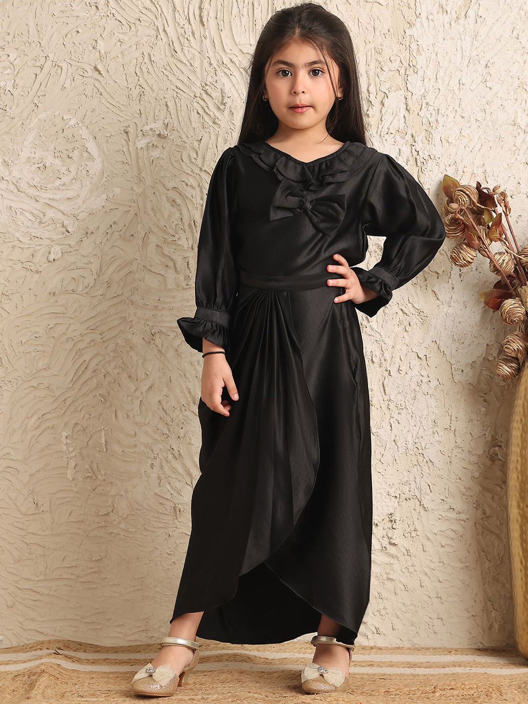 

NEUDIS Girls V Neck Satin Top With Skirt, Black