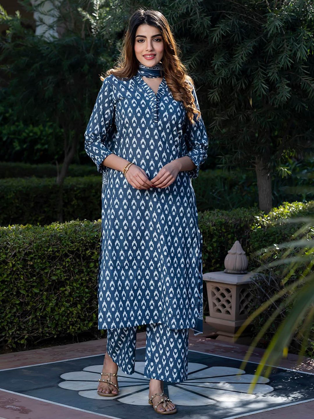 

Jaitpuriya Floral Printed V-Neck Pure Cotton Straight Kurta With Palazzos & Dupatta, Blue