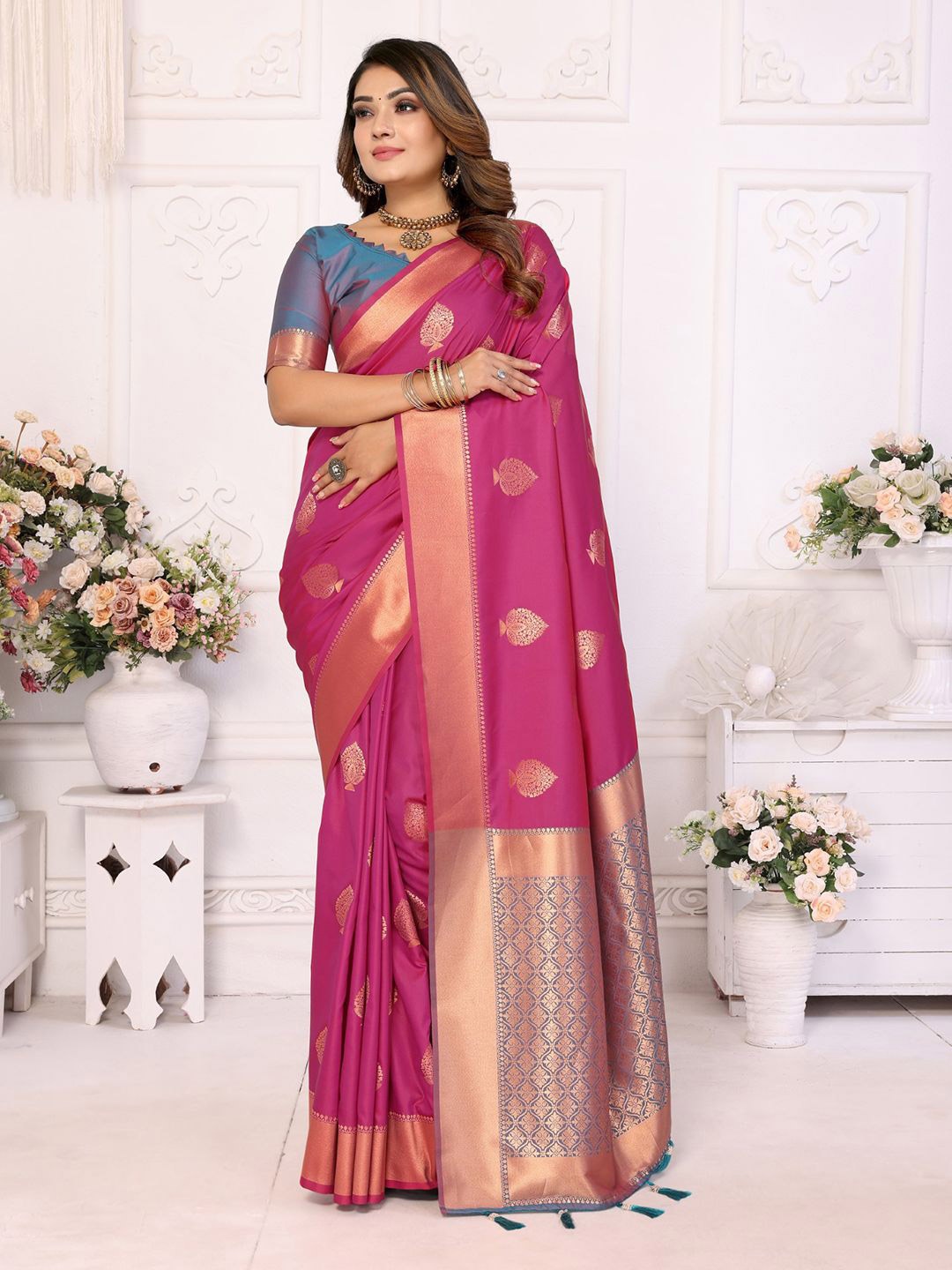

DIVASTRI Woven Design Zari Silk Blend Banarasi Saree, Pink