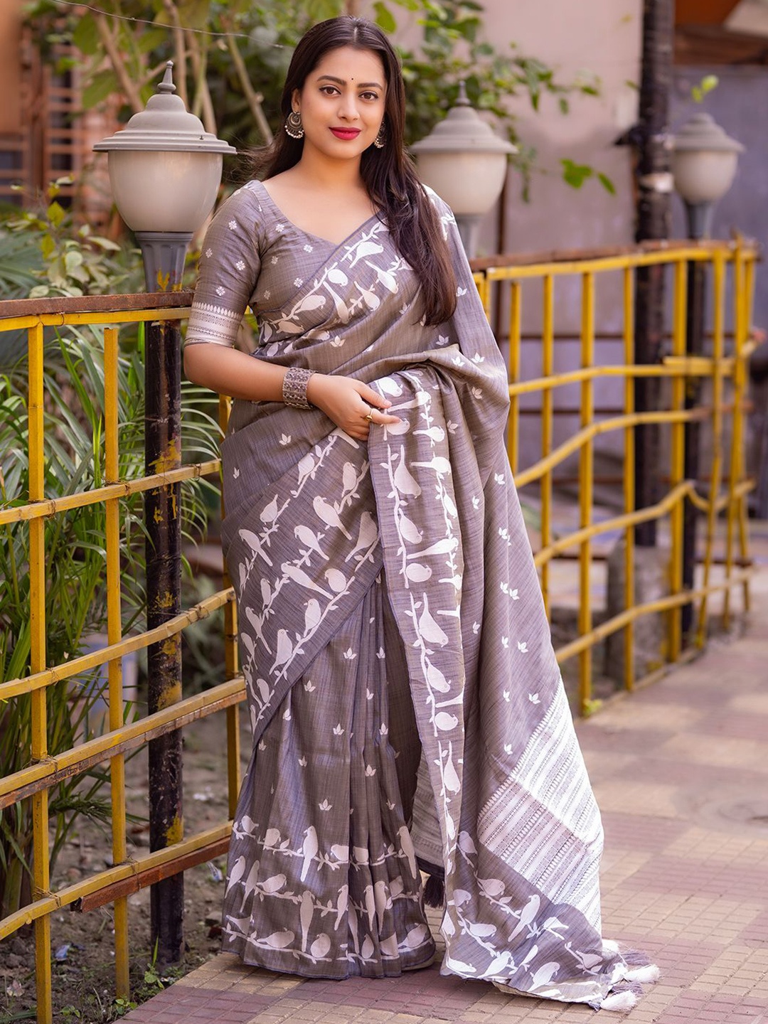 

DIVASTRI Woven Design Zari Saree, Grey