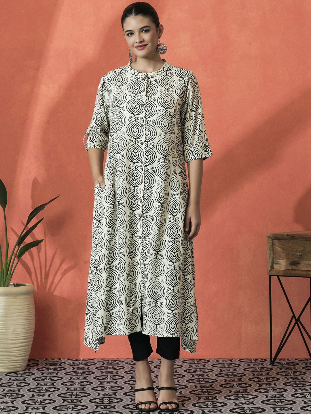 

Sangria Ethnic Motifs Printed Mandarin Collar Three-Quarter Sleeves Panelled A-Line Kurta, Off white