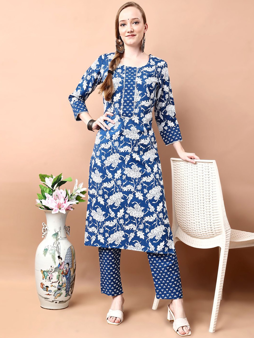 

SANTOPERA DESIGNER Floral Printed Straight Kurta With Trousers, Blue