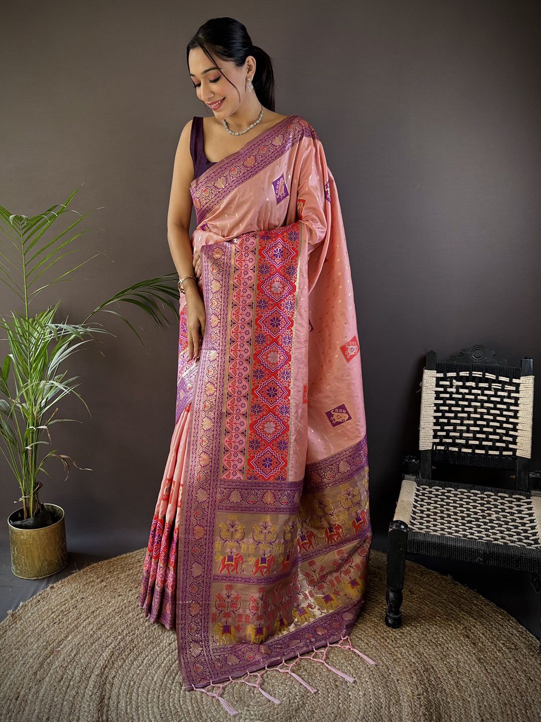 

DIVASTRI Ethnic Motifs Zari Silk Blend Designer Patola Saree, Pink