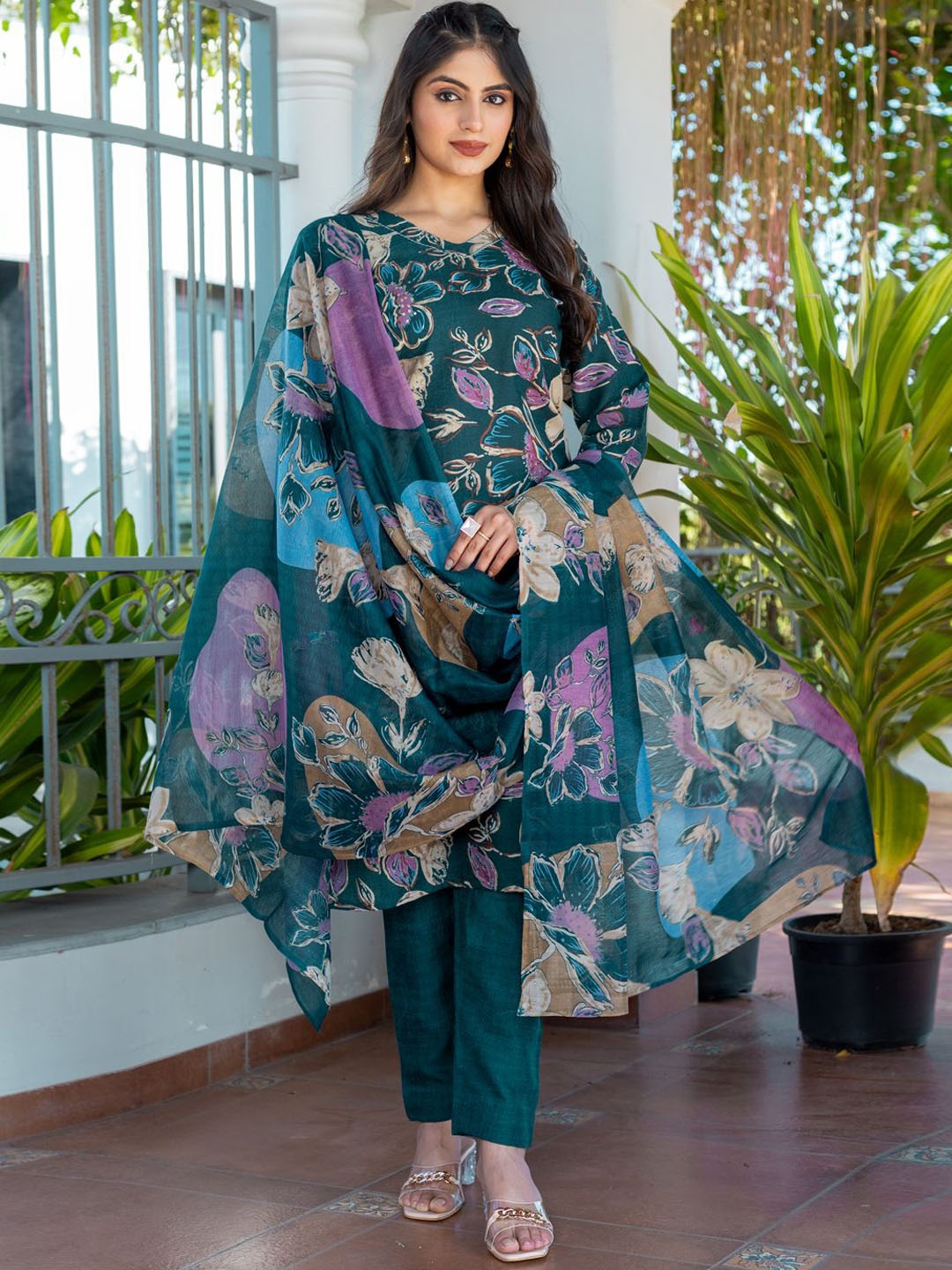 

ARADHNA Floral Printed V-Neck Straight Kurta With Trousers And Dupatta, Green