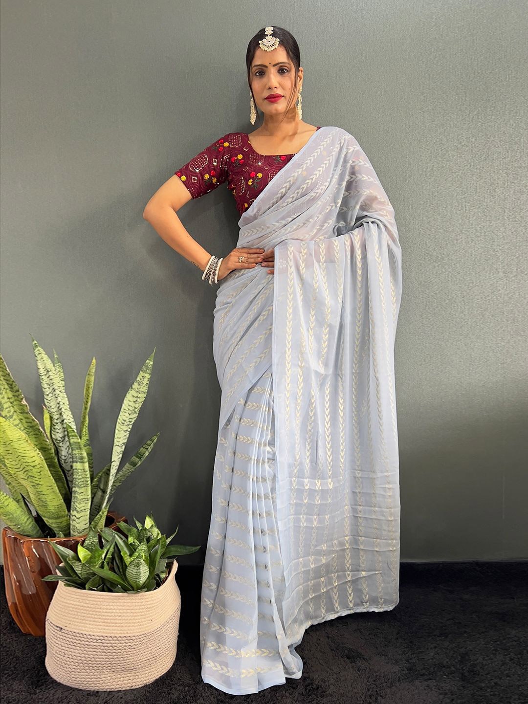 

DIVASTRI Striped Poly Chiffon Saree, Grey