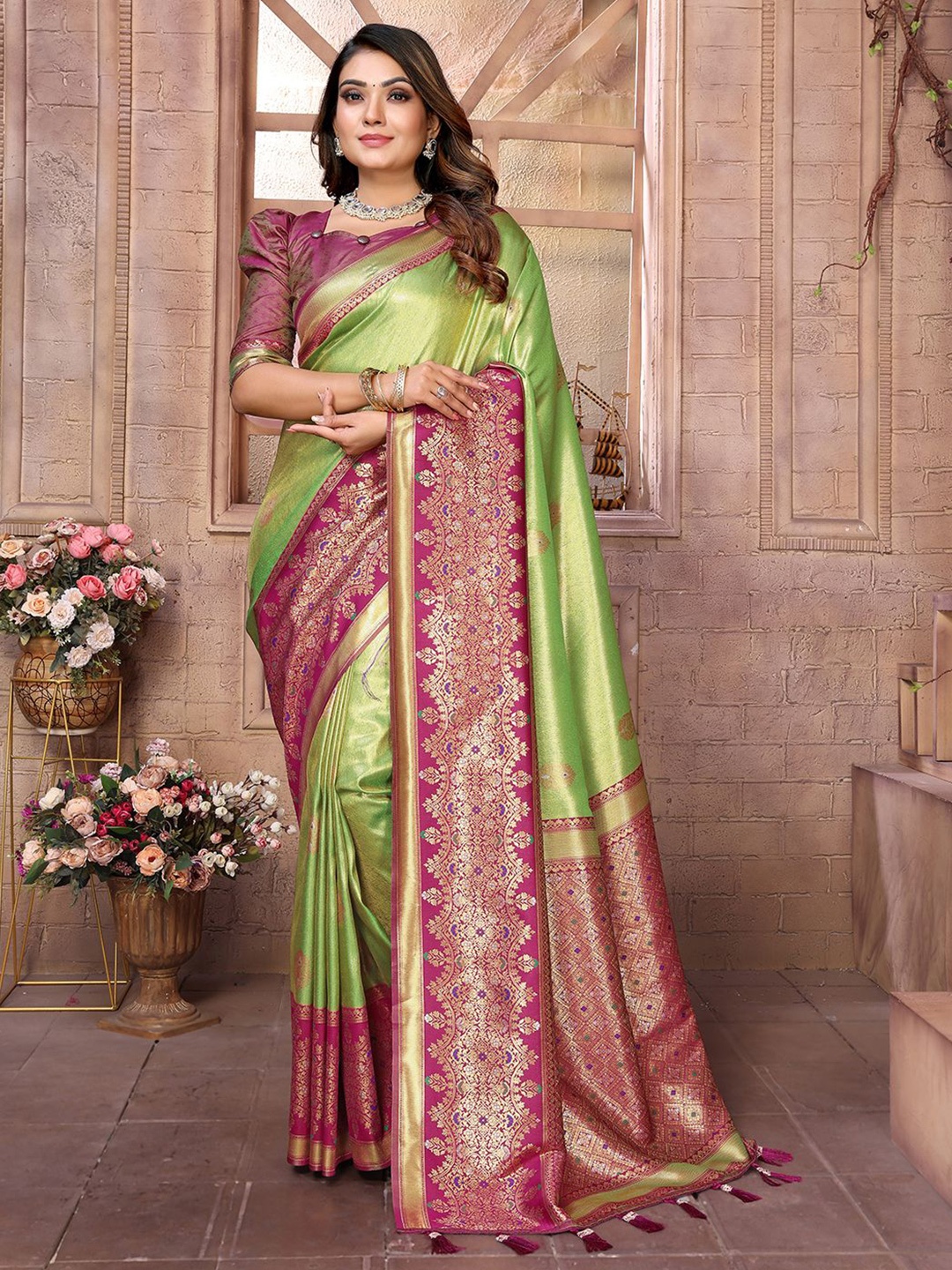 

DIVASTRI Woven Design Zari Banarasi Saree, Green