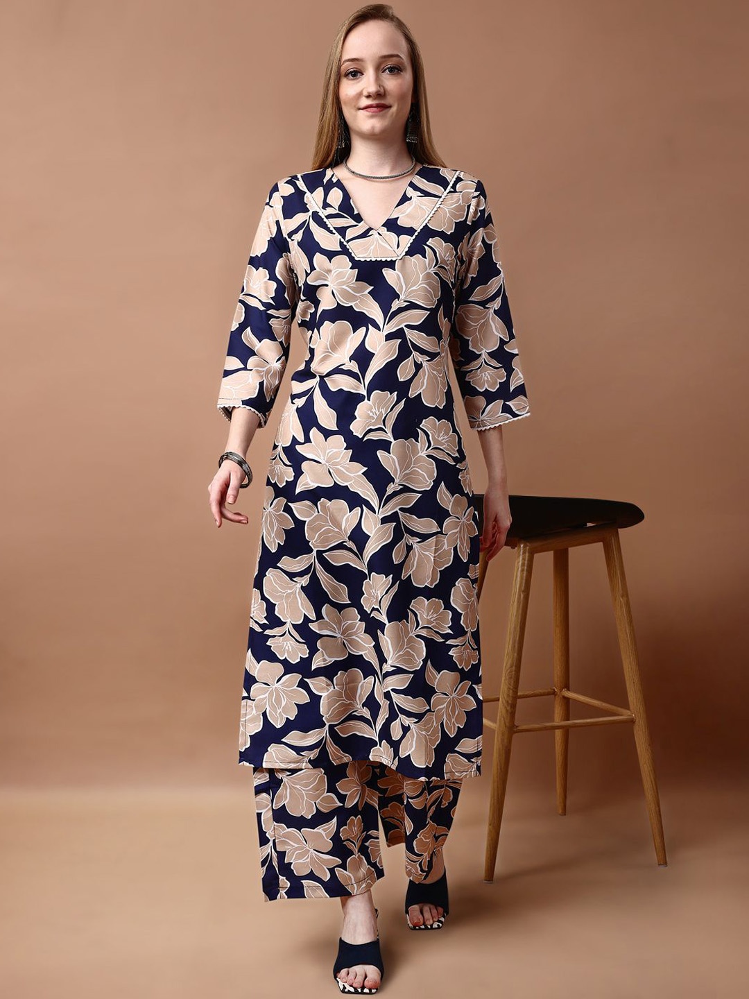 

SANTOPERA DESIGNER Floral Printed V-Neck Straight Kurta With Palazzos, Black