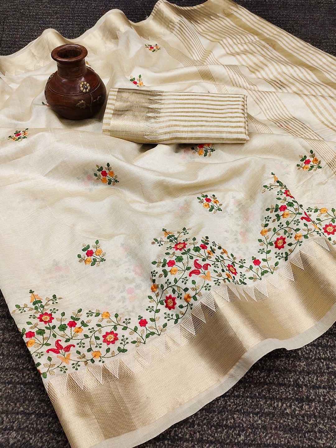 

DIVASTRI Floral Embroidered Silk Cotton Banarasi Saree, Cream