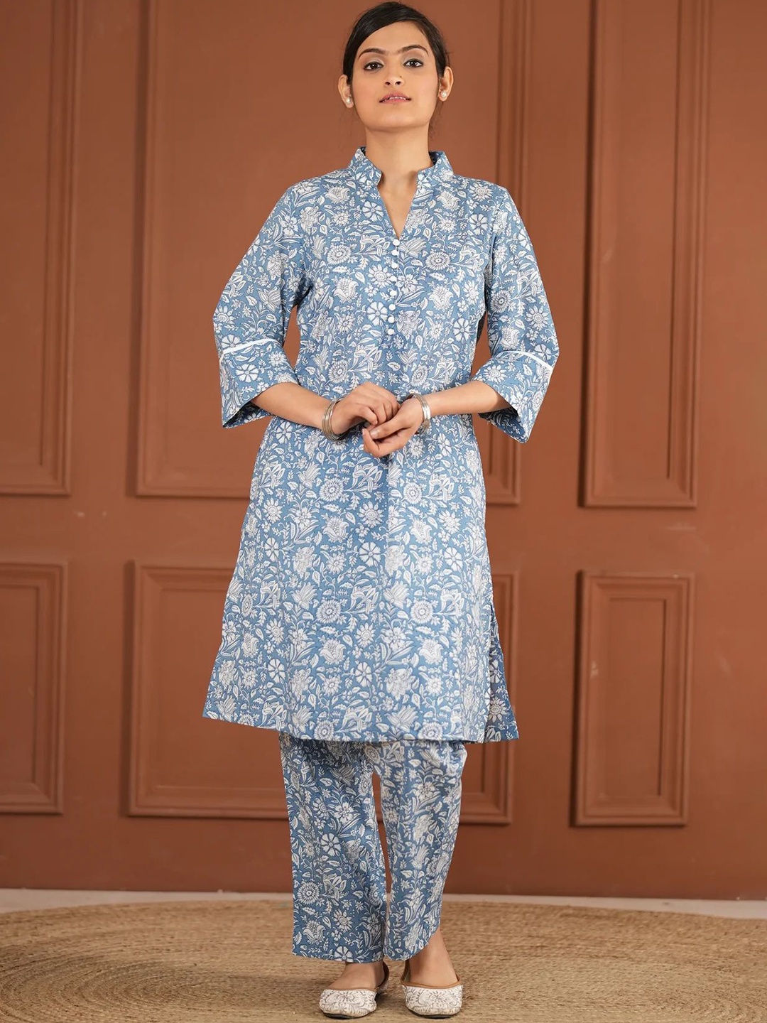 

Mera Rang Floral Printed Mandarin Collar Straight Pure Cotton Kurta With Trousers, Blue