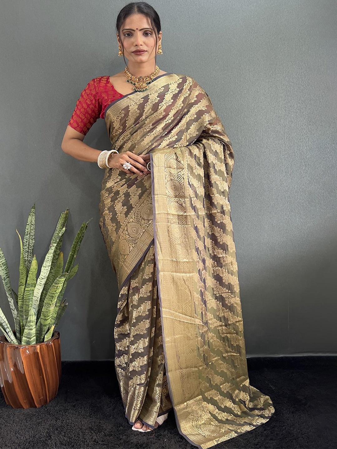 

DIVASTRI Woven Design Zari Chiffon Saree With Unstitched Blouse Piece, Beige