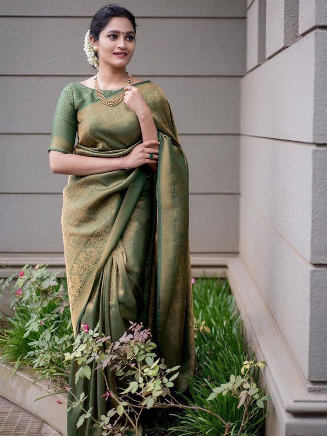 

Munir Woven Design Zari Silk Blend Banarasi Saree, Green