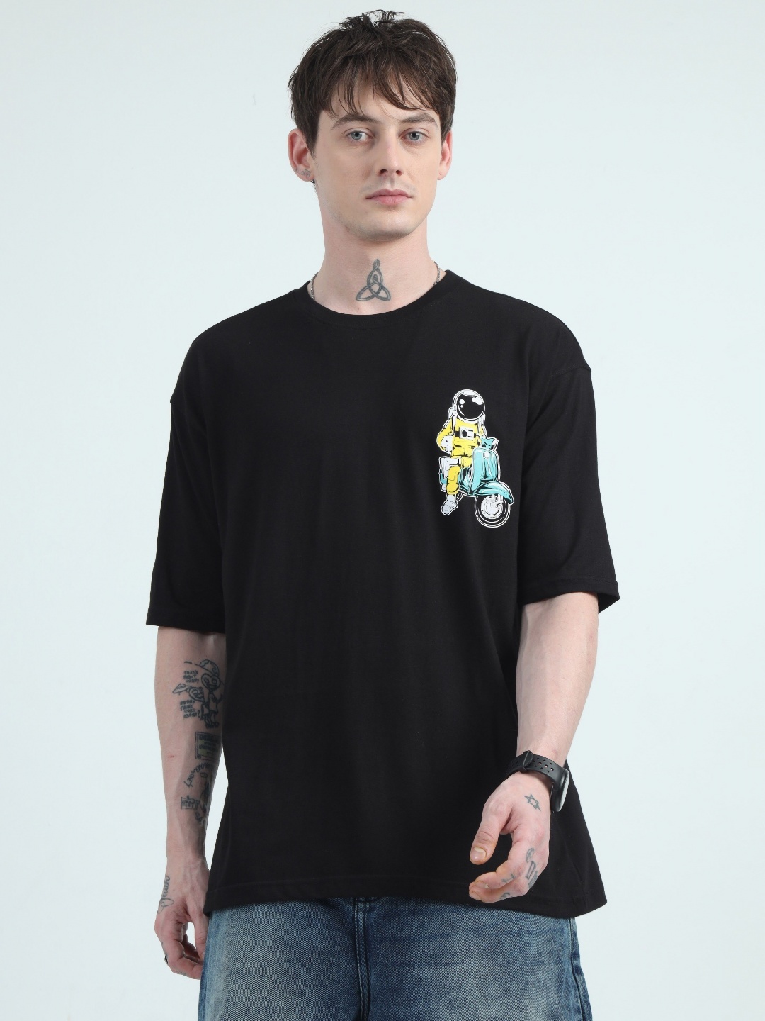 

Quco Men Printed Cotton Round Neck Drop Shoulder Oversized Tshirt, Black