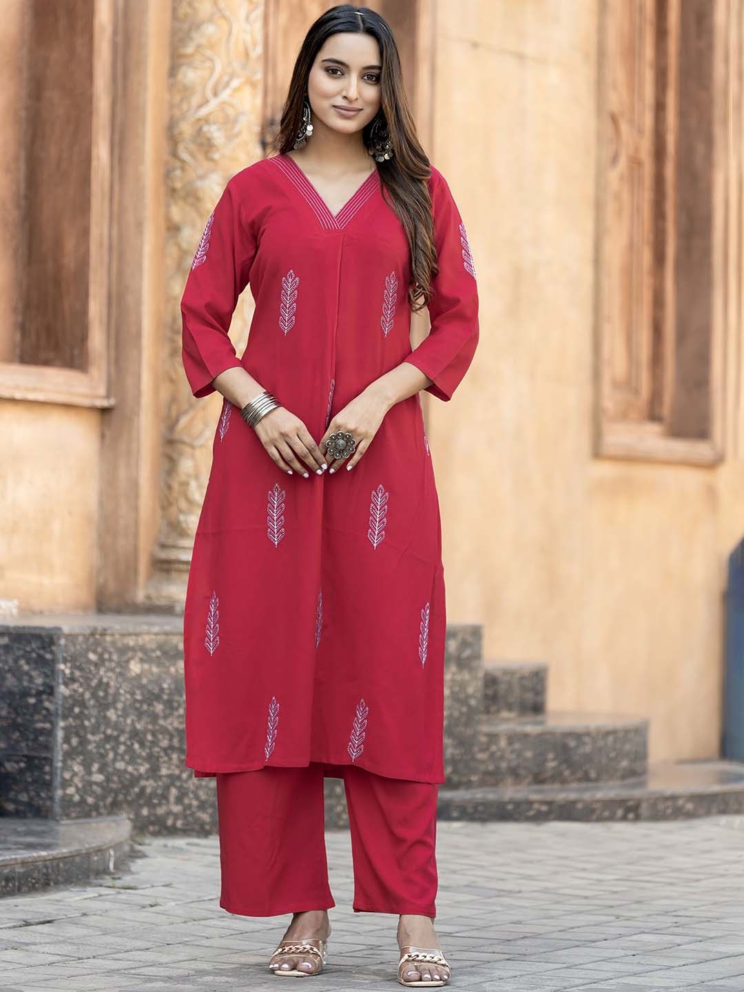 

MITTOO Floral Embroidered V-Neck Thread Work Straight Kurta With Palazzos, Red