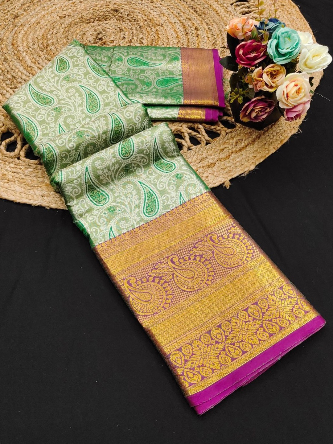 

DIVASTRI Floral Zari Pure Silk Banarasi Saree, Green