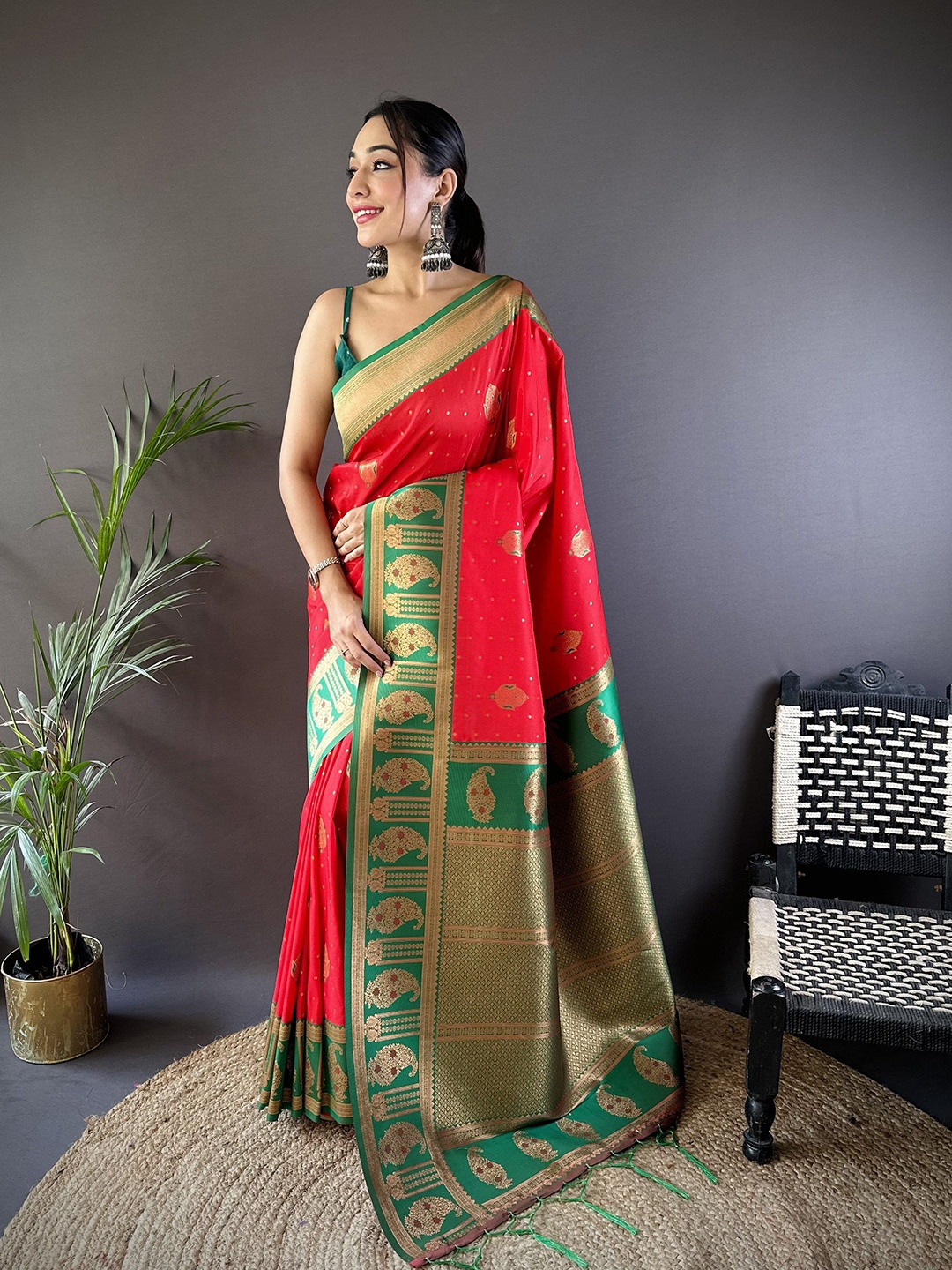

DIVASTRI Ethnic Motifs Zari Silk Blend Designer Banarasi Saree, Red