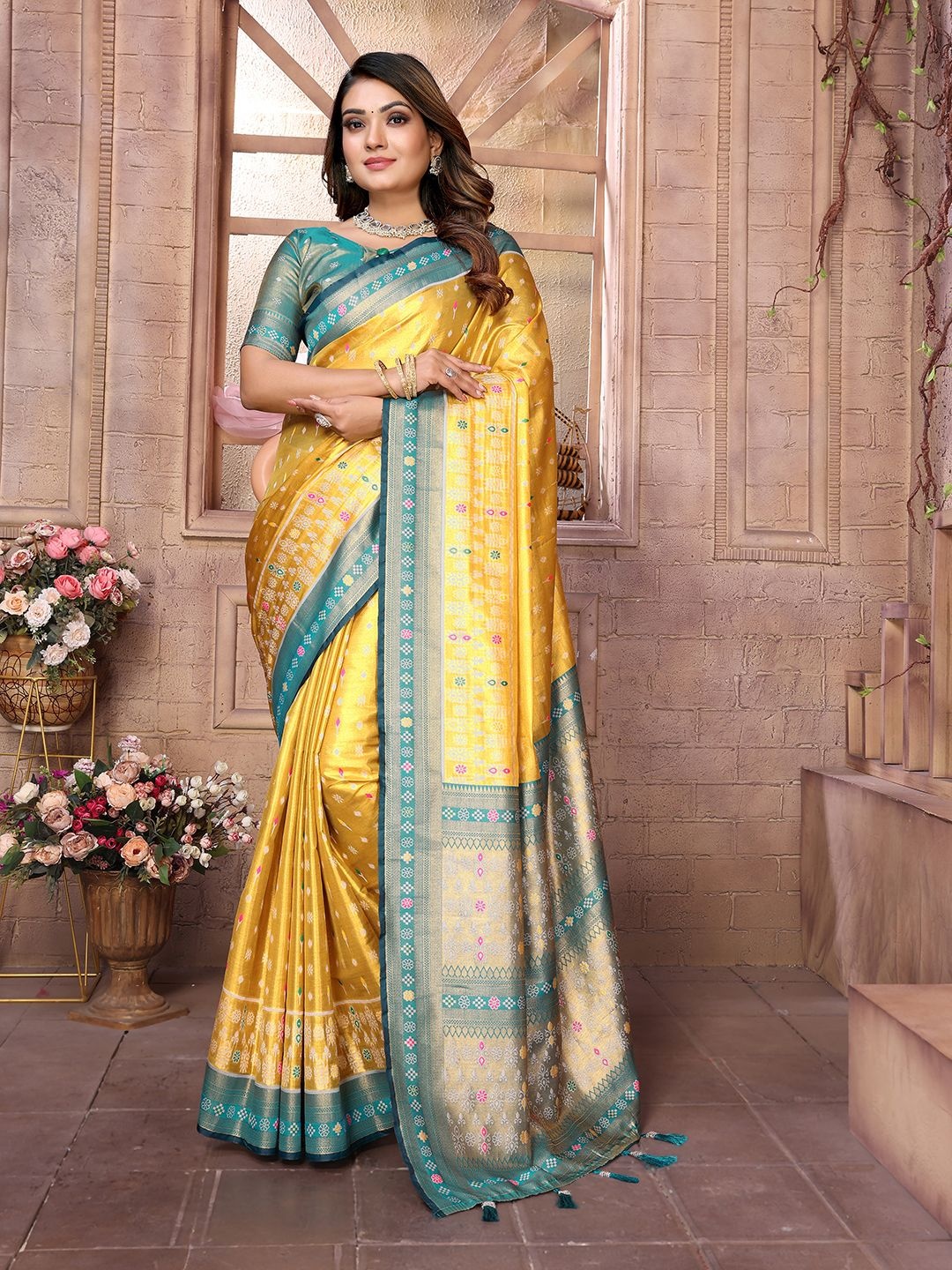 

DIVASTRI Ethnic Motifs Zari Silk Blend Designer Banarasi Saree, Yellow