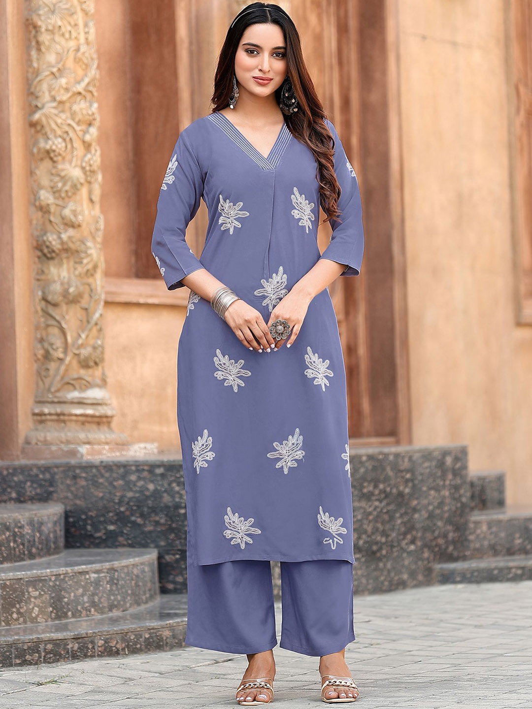 

MITTOO Floral Embroidered V-Neck Thread Work Straight Kurta With Palazzos, Lavender