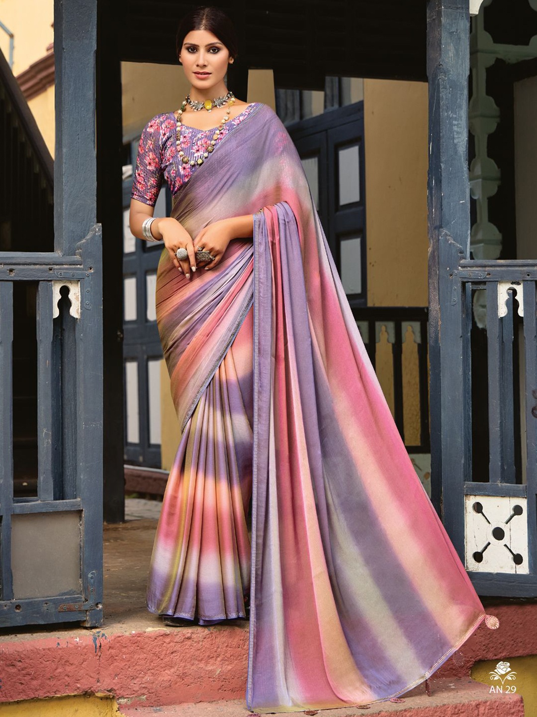 

DIVASTRI Colourblocked Embellished Beads and Stones Saree, Lavender