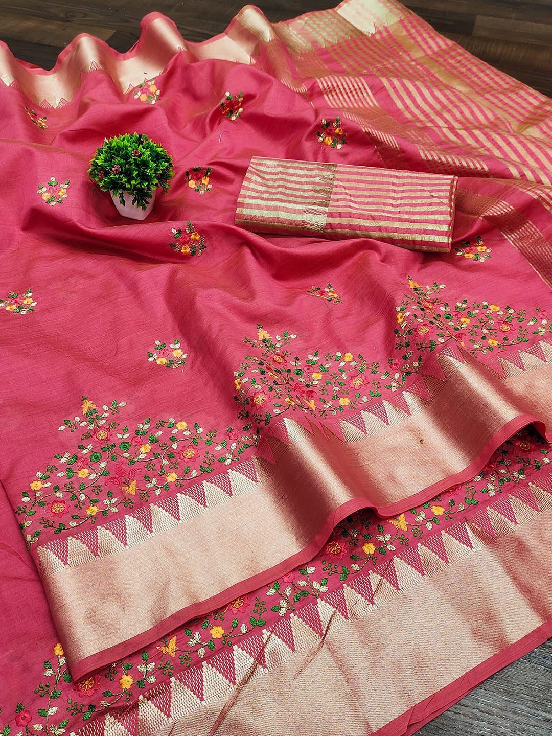

DIVASTRI Floral Embroidered Silk Cotton Banarasi Saree, Pink