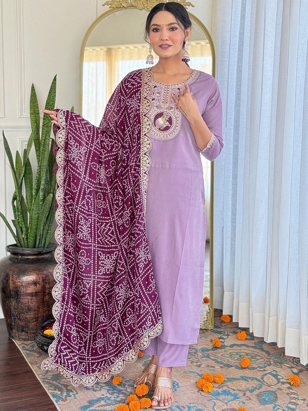 

DIVASTRI Floral Yoke Design Sequinned Straight Kurta With Trousers & Dupatta, Lavender