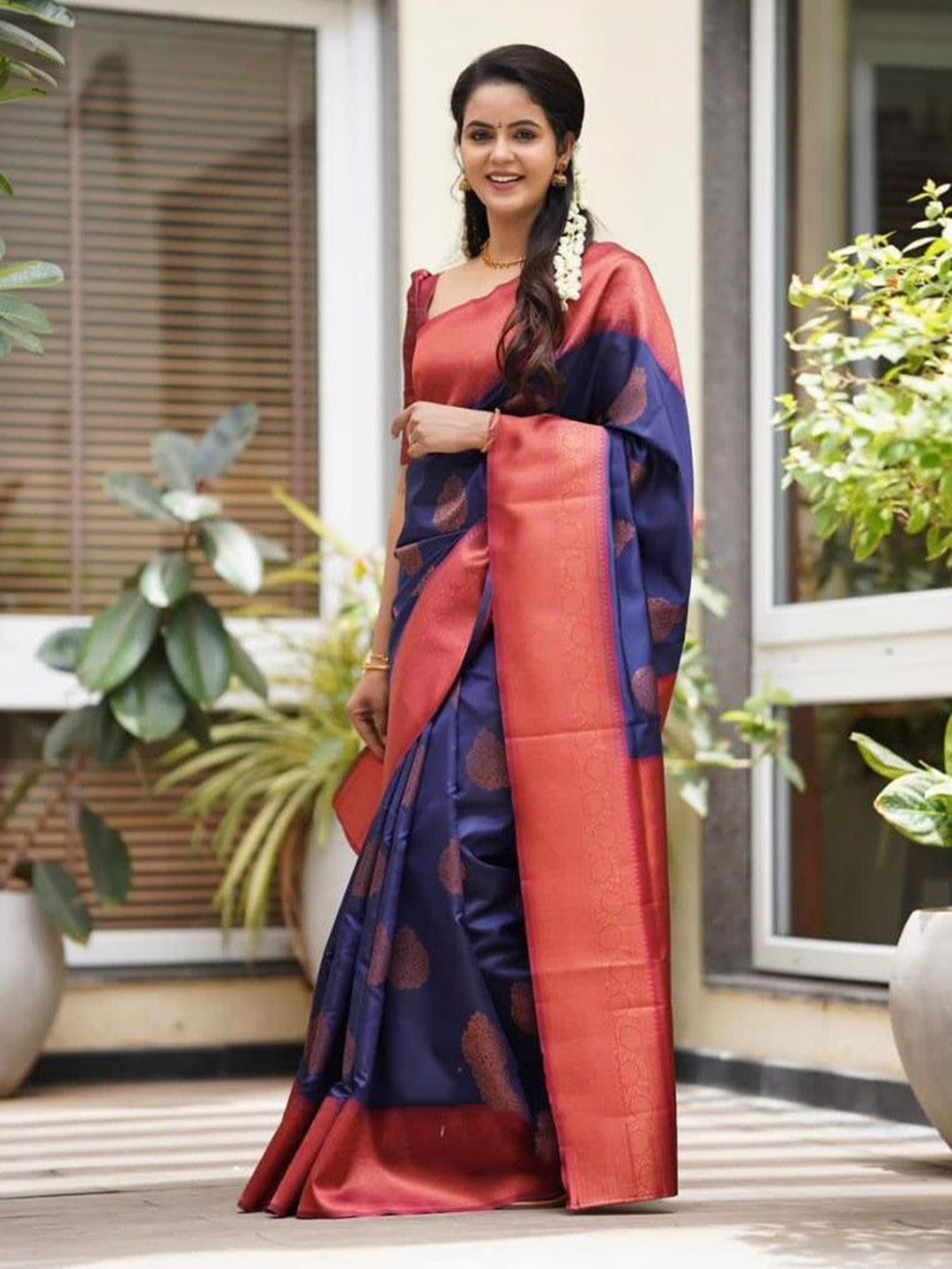 

Munir Woven Design Zari Silk Blend Banarasi Saree, Navy blue