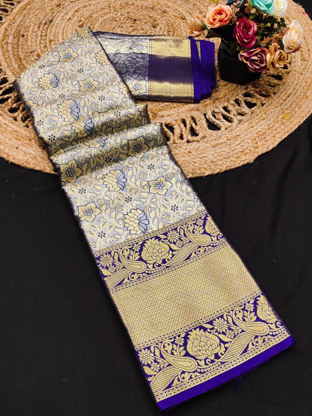 

DIVASTRI Floral Woven Design Zari Pure Silk Banarasi Saree, Navy blue