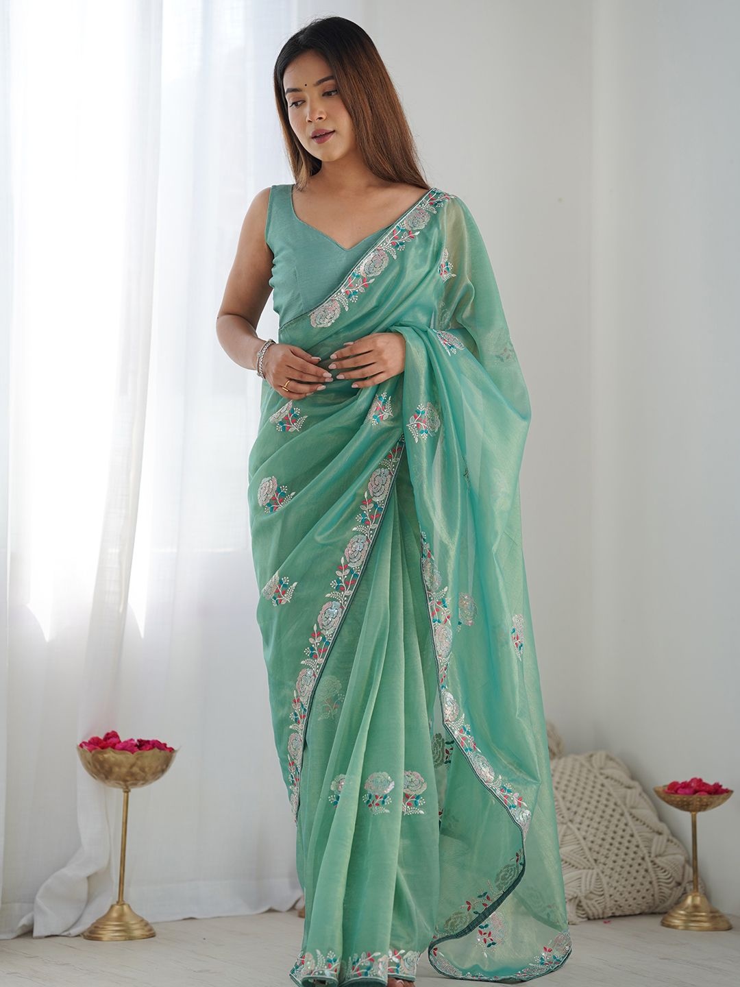 

DIVASTRI Floral Sequinned Net Saree, Blue