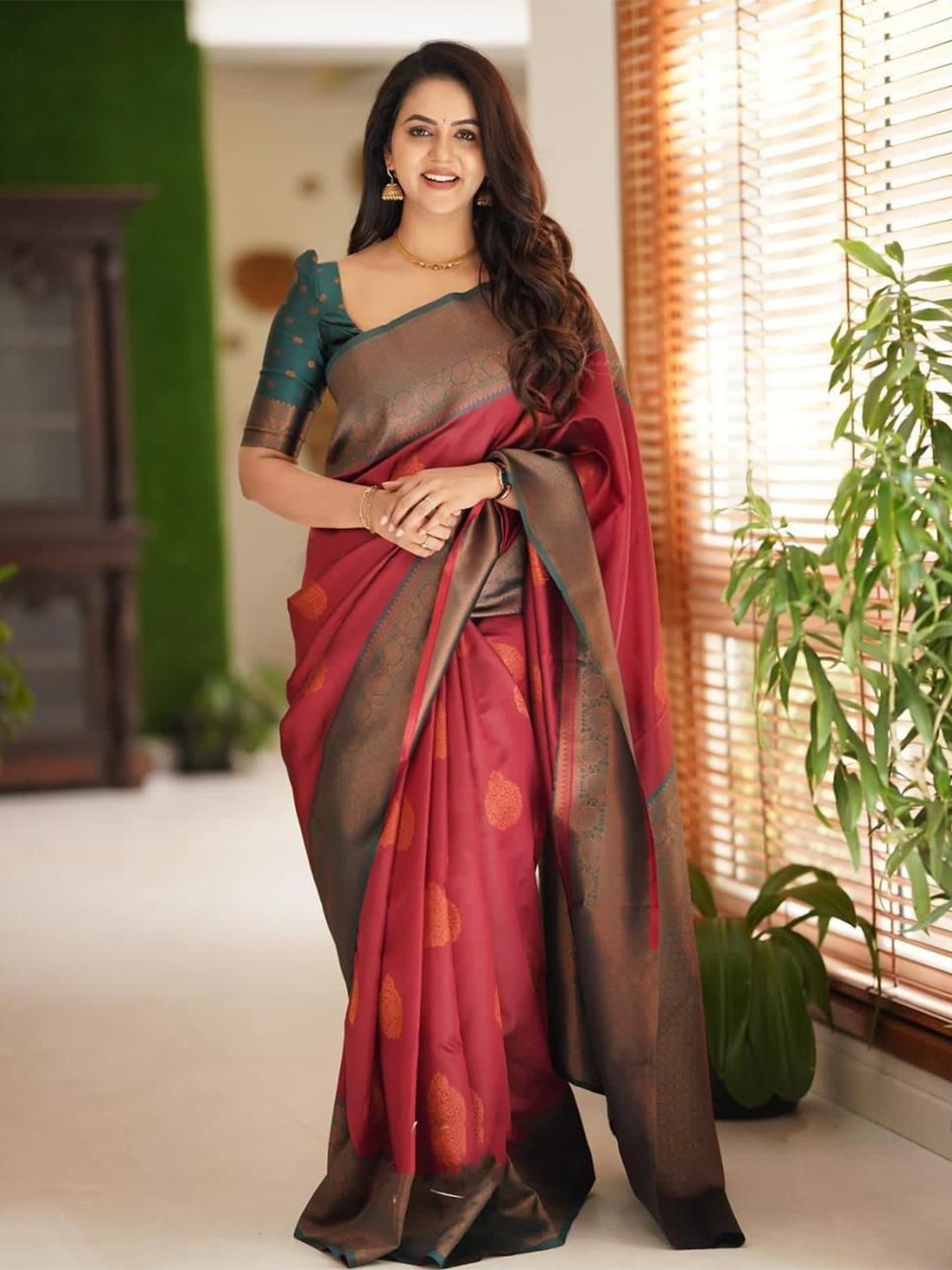 

Munir Floral Zari Silk Blend Banarasi Saree, Maroon