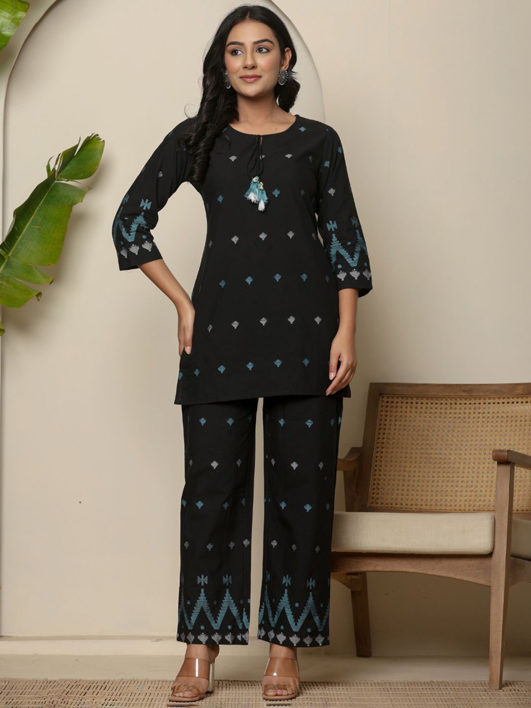 

Do Dhaage Ethnic Motifs Printed Round Neck Straight Pure Cotton Kurti with Trousers, Black