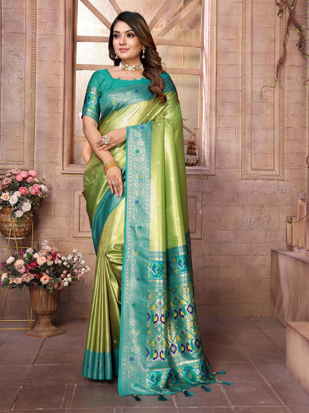 

DIVASTRI Woven Design Zari Banarasi Saree, Green