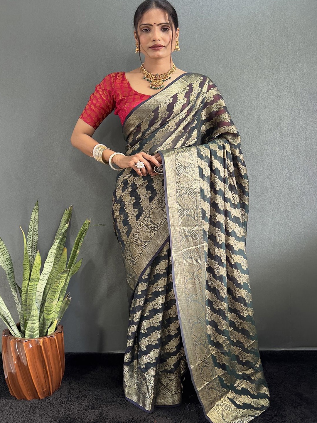 

DIVASTRI Woven Design Zari Poly Chiffon Ready to Wear Saree, Black