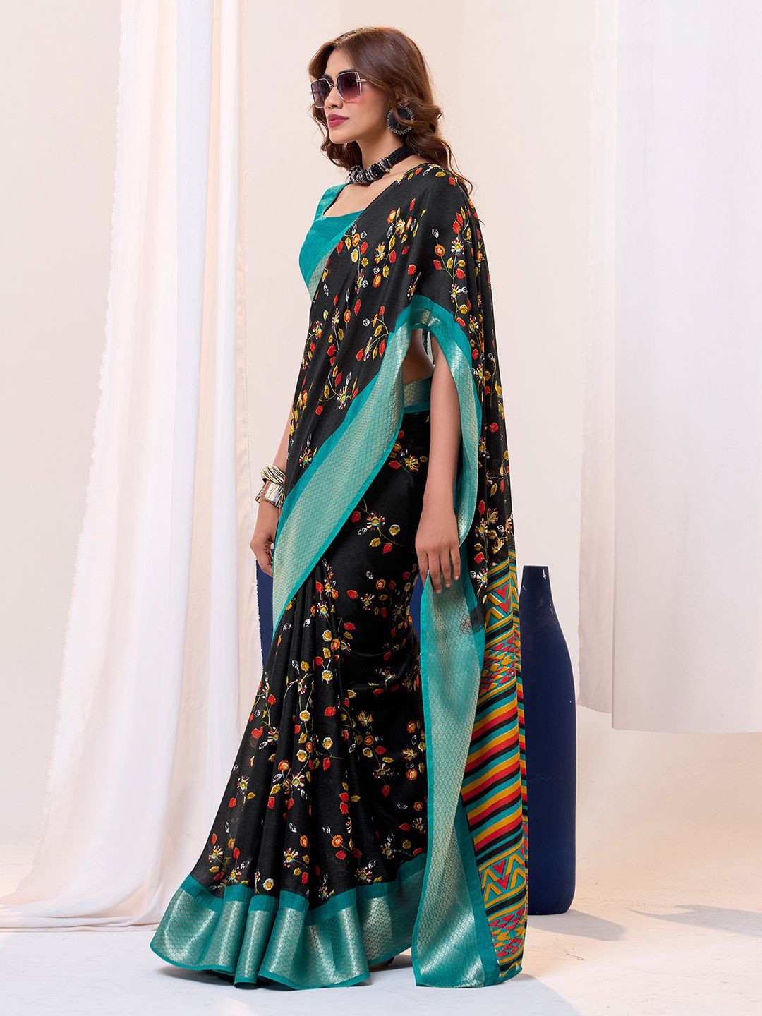 

DIVASTRI Floral Printed Woven Design Zari Saree, Black